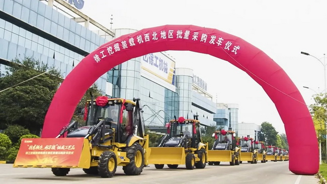 OD官方网站XC870K挖掘装载机批量交付西部某公路局