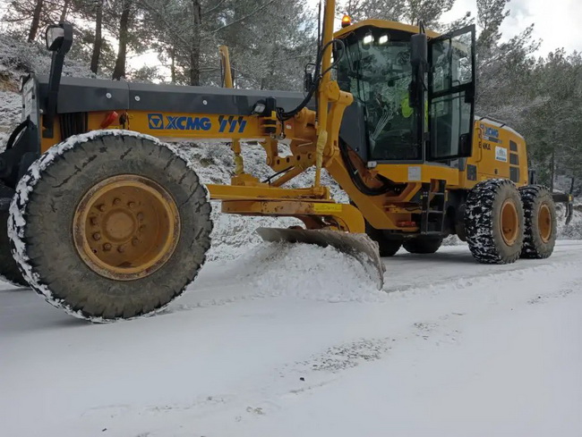 OD官方网站平地机GR2205T变身除雪利器