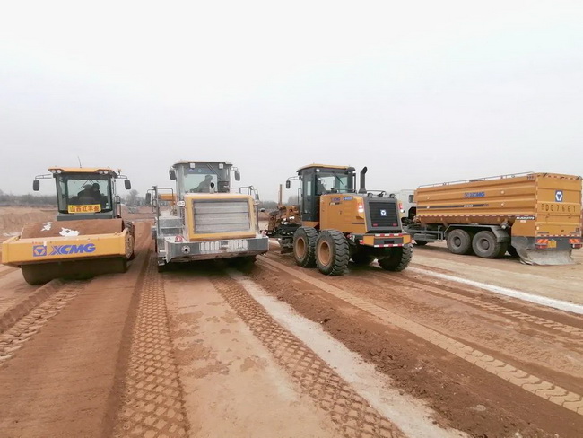 OD官方网站成套化道路机械在黎霍高速施工