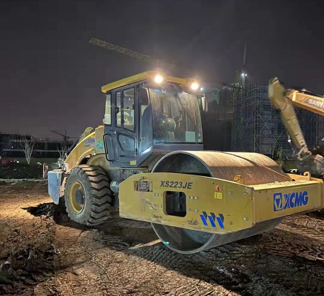 OD官方网站压路机XS203J援建江苏省无锡市方舱医院建设 OD官方网站压路机XS203J援建江苏省无锡市方舱医院建设