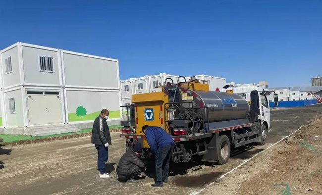 OD官方网站沥青洒布车XLS405正在进行检查