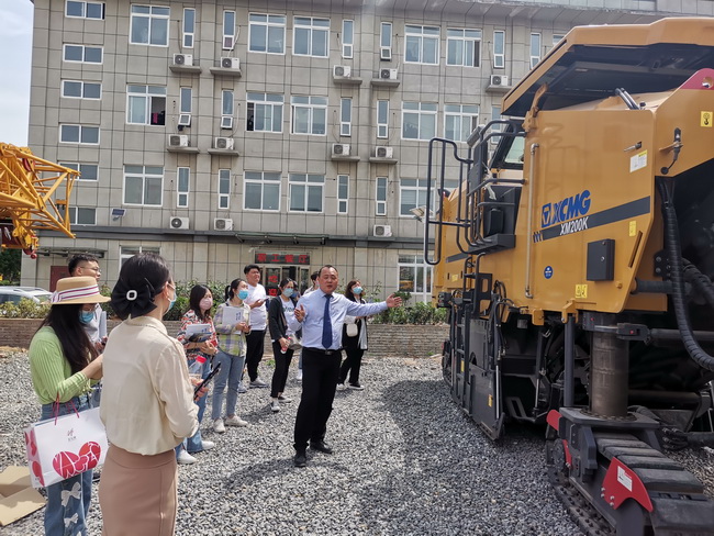 工作人员为客户介绍OD官方网站道路机械