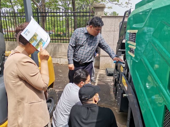 OD官方网站OD官方网站道路机械负责人李彬为客户介绍OD官方网站摊铺机