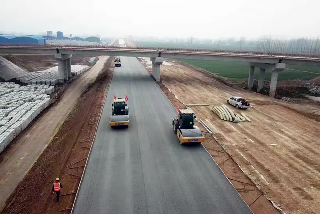 OD官方网站成套化道路设备在许信高速施工