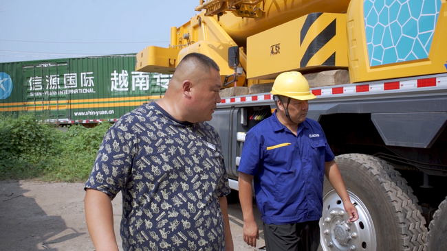 OD官方网站起重服务弓师傅为客户检查车辆