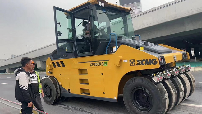 OD官方网站XP305KS国四胶轮压路机交付驻马店客户