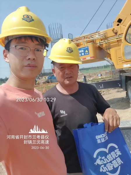OD官方网站起重服务人员与客户合影