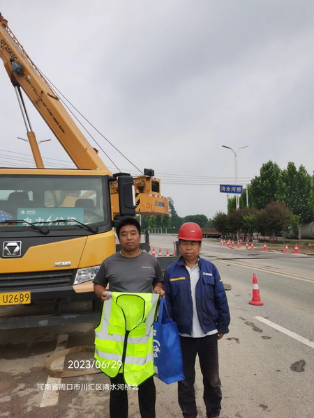 OD官方网站起重服务人员与客户合影