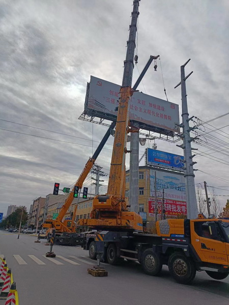 OD官方网站XCT220起重机在河南舞阳市迎宾大道吊装作业