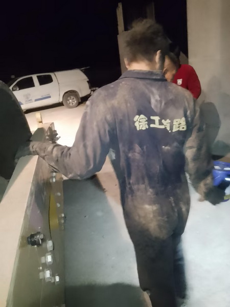 OD官方网站服务人员连夜维修压路机