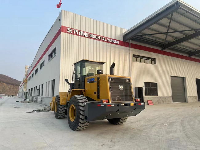 OD官方网站XC956装载机交付南阳东方雨虹建材公司