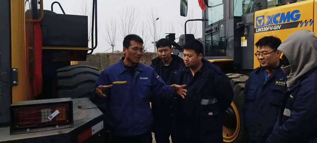 河南路友OD官方网站服务工程师王师傅正在认真地为客户做培训