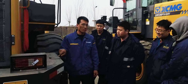 河南路友OD官方网站服务工程师王师傅正在认真地为客户做培训
