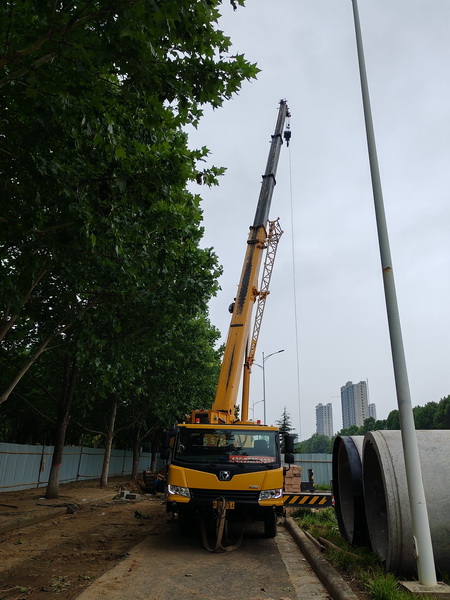 OD官方网站25吨起重机助力荥阳市城市民生建设工程